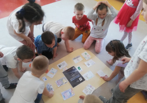 przedszkolaki przyklejają swoje narysowane pomysły dotyczące spędzania czasu bez prądu